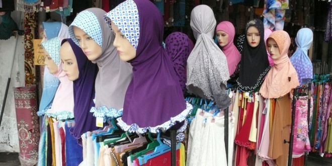Tage tørklædet af foran ikke-muslimske kvinder? Islamsvar