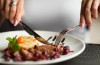 Er det forkert at spise med kniv og gaffel?