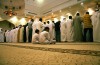 Når man beder taravih, og imamen beder med fem bønner a’ fire rakat, hvad skal man så læse når man sidder i anden rakat?